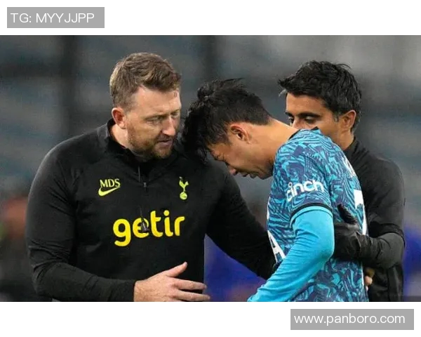 足球女主持人意外遭球星亲吻现场反应引发热议瞬间成话题焦点